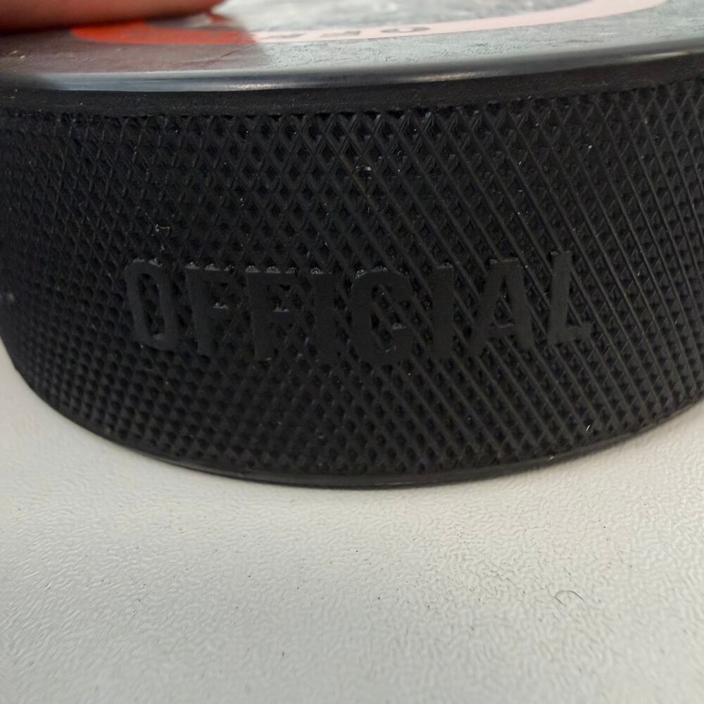 NHL Hockey Official Game Puck Autographed in Case- Unknown Signature - Picture 6 of 10